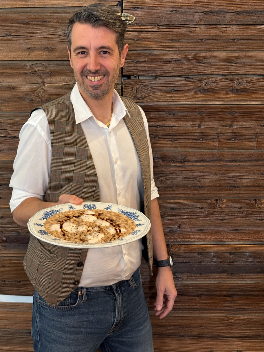 Andrea Rondinelli présente le risotto de la Zabariona au riz IGP du delta du Pô, saba et Squacquerone AOP